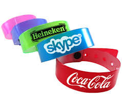 PULSERAS DE VINIL CON BROCHE