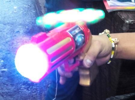 PISTOLA CON LUZ