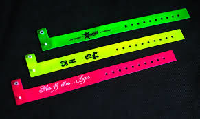 PULSERAS DE VINIL CON BROCHE